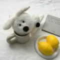 Vue de detail des cache-oreilles d'hiver en peluche blanche, chauffe-oreilles doux. - Taille unique / Lapin Blanc