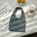 Nahaufnahme der blau melierten Stricktasche mit weicher Wollstruktur und rundem Griff. - Einheitsgröße / 3#-Blau
