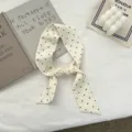 Chique smalle polkadot zijden sjaal voor dames, veelzijdig haarlint en stijlvolle nekaccessoire. - Wit Stippen