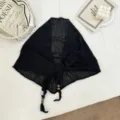 Nahaufnahme des schwarzen Strick Dreiecks Schals mit feiner Lochtextur und Holzperlen. - 140*44cm / Schwarz