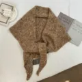 Λεπτομέρεια καφέ πλεκόμενο τριγωνικό κασκόλ, ζεστό χειμερινό σάλι και αξεσουάρ μόδας. - Καφέ