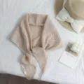 Zartes, beiges Karo-Dreiecktuch aus leichtem Stoff, ideal für stilvolle Frühlings-Outfits. - Haferfl