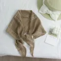 Retro braunes Karotuch, stilvolles Halstuch mit Stoffetikett, schickes Damen-Accessoire. - Khaki