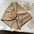Écharpe triangulaire tricotée confortable avec bord contrasté et boucle en cuir chic. - Chameau