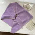 Chale triangulaire en tricot de laine douce avec boucle en cuir, echarpe chaude automne hiver. - Violet