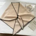 Écharpe triangulaire en tricot de laine douce avec bord contrasté et boucle en cuir pour l'hiver. - Chameau Clair