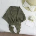 Nahaufnahme des retro grünen Karomuster Rautenhalstuchs, elegante Flat-Lay-Deko. - Braun-Grünes Feines Karomuster