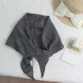 Detailansicht des Vintage-Hahnentritt-Kopftuchs in Schwarz-Weiß, ideal für den Frühling. - Schwarzes Feines Karomuster
