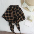 Detailansicht eines vintage schwarz-braunen karierten Schals, leicht für Frühling und Sommer. - Schwarzes Karomuster