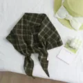 Retro Karo-Kopftuch Detail, leichtes Stoffmaterial mit klassischem Muster für Frühlings-Looks. - Braun-Grünes Karomuster