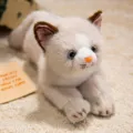 Lindo gatito de peluche realista acostado, suave muñeca de gato beige para niños jugar. - Beige