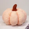 Skandinavisches Karo Kürbis Plüschkissen, weiches Stofftier Kissen für die Heimdekoration. - 18*12cm / Braun
