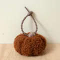 Simpatico portachiavi a zucca in peluche marrone, morbido ciondolo per borsa e chiavi. - Portachiavi 10cm / Marrone