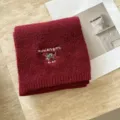 Bufanda de punto rojo oscuro con bordado de perro salchicha, cuello cálido y acogedor de invierno. - Borgoña