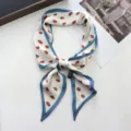 Λεπτομερής όψη ενός κομψού vintage μεταξωτού μαντηλιού με κόκκινη φράουλα και μπλε περίγραμμα. - 100cmX9cm / Φράουλα με Μπλε Περίγραμμα