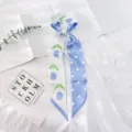 Detailopname van een elegante zijden lint sjaal in Franse stijl met bloemen en stippen. - Gepolka-stipte Blauwe Bloem / 130*7cm