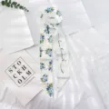 Detailansicht des langen Blumenschals mit blauem Print und schickem Design für Taschen. - 130*7cm / Blauer kleiner Blumendruck (10)