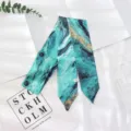 Foulard skinny vert marbre chic pour femme, accessoire de cou estival elegant et tendance. - 130x7cm / Vert Noir Marbre Fluide (Style 8)