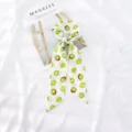 Detalle de bufanda de gasa con estampado de kiwi verde brillante sobre tela blanca. - 95cm*6cm / Kiwi