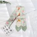 Élégant foulard étroit en soie pour femme avec imprimé chic de perroquets et de roses. - 130x7cm / Vert Clair Rose Perroquet (Style 7)