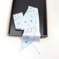 Γαλάζιο στενό μαντήλι twilly με χαριτωμένο λευκό floral και μέλισσα τύπωμα για γυναίκες. - 130εκx6εκ / Στυλ 13 (Γαλάζιο Μέλισσα Ανθικό)