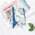 Kompsos ble anthikos stenos twilly mantili se ble kai leuko gia tsanta kai mallia. - 135cmx6cm / Μπλε Λουλούδι