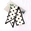 Dettaglio della raffinata sciarpa twilly in seta a pois neri e bianchi per capelli o polso. - 96cmx9cm / Pois Bordo Nero