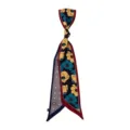 Détail en gros plan du foulard en soie à imprimé floral, bordure géométrique et couleurs. - 140cmx9cm / Fleur Vintage Bordeaux