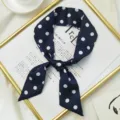 Vista dettagliata della sciarpa a pois blu, elegante twilly in seta per borsa e collo. - Nastro a Pois / Blu navy