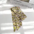 Gros plan sur le détail du petit foulard en soie jaune à fleurs, élégant ruban blanc. - Base Jaune Fleurs Blanches (Style 1) / 90x5cm