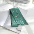 Vue détaillée d'écharpe étroite en coton lin vert avec joli motif d'oiseau, plat support. - Imprimé Oiseau Vert (Style 2)