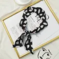 Foulard en soie noir et blanc style français, élégant ruban pour cheveux et cravate chic. - Pétale Noir Blanc