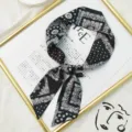 Vue détaillée d'un foulard twilly chic à motif cachemire noir et blanc, parfait accessoire de sac. - Style Paisley Noir et Blanc (1)