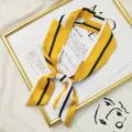 Gros plan détaillé d'un foulard en soie rayé jaune et bleu élégant ruban twilly esthétique. - Rayure Horizontale Jaune Blanc