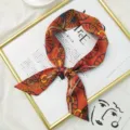 Foulard ruban en soie orange tendance avec imprimé chaîne classique, chic pour poignée de sac. - Style Mors Orange (2)