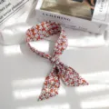 Foulard ruban floral en coton lin pour femme, élégant tour de cou ou accessoire de sac détail. - Base Orange Fleurs Blanches (Style 3) / 90x5cm