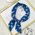 Foulard en soie bleue avec imprimé lion blanc, bandeau tendance et ruban de sac vue détail. - Style Lion Bleu Blanc (3)