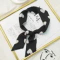 Ruban de cheveux en soie à motif cœurs noir et blanc, détail de foulard élégant femme. - Coeur Noir