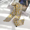Foulard twilly imprimé floral pour femmes, parfait pour décorer sacs et poignets. - Base Jaune Fleurs Blanches (Style 4) / 90x5cm