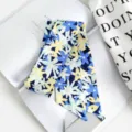 Vue détaillée du foulard étroit floral, accessoire de sac parfait et élégant tour de cou. - Floral Bleu Jaune (Style 6)