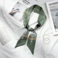 Détail de foulard en soie verte, ruban étroit pour sac à cheveux ou cou, plat esthétique. - 125x7cm / Cercle-Vert Foncé