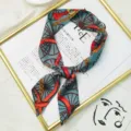 Gros plan détaillé du ruban en soie imprimé chaîne vintage, élégant accessoire. - Roue Bleu Rouge