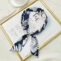 Vue détaillée d'un foulard en soie bleu marine avec imprimé floral blanc élégant. - Style Feuille Bleu Blanc (5)
