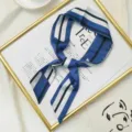 Foulard en soie fin a rayures bleues et blanches, bandeau de cheveux chic et foulard de cou. - Rayures Bleues et Blanches