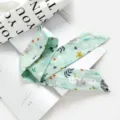 Gros plan détaillé d'un foulard étroit en coton et lin vert clair avec motif koala. - Koala Vert Clair (Style 8)