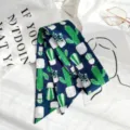 Detail foulard etroit imprime cactus, ruban en soie bleu marine pour sac ou poignet. - Style 15 / 90x5cm