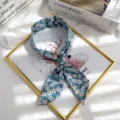 Ruban de cheveux floral bleu et foulard en soie pour femme, elegante echarpe et accessoire sac. - Base Bleue Fleurs Blanc Orange (Style 8) / 90x5cm