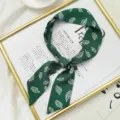 Gros plan détail du foulard en soie verte avec motif de feuilles, accessoire élégant. - Style Feuille Vert (9)