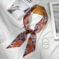 Foulard en soie etroit et chic avec imprime de chevaux geometriques, accessoire elegant. - 125x7cm / Cheval-Jaune Brun