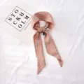 Gros plan d'un foulard de cheveux à motif floral rose, jolis détails élégants sur tissu doux. - Floral 19-07